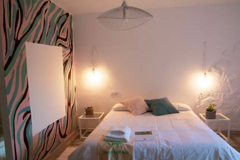 Gente caminando en la naturaleza